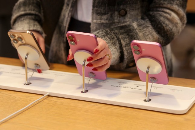 epa12010136 People browse the iPhone display at the The Fifth Avenue Apple Store in New York, New York, USA, 04 April 2025. In reaction to new tariffs to be imposed by US President Donald Trump, economists predict that consumers and businesses will likely encounter higher prices on electronics built outside of the country, as well as food imports. EPA/SARAH YENESEL