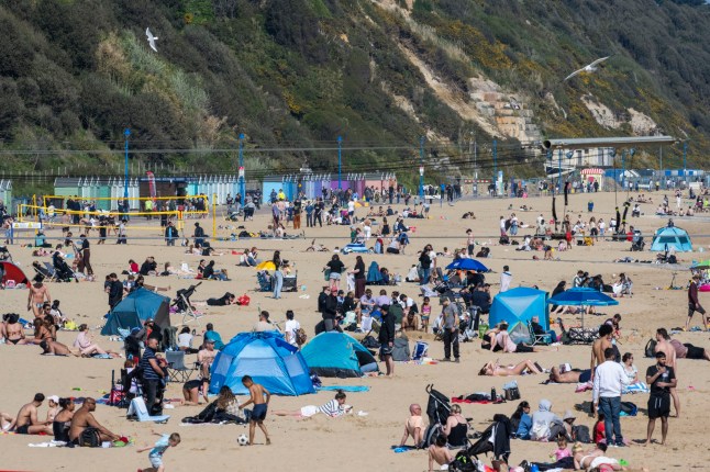 BNPS.co.uk(01202)558833 Pic: BNPS Weather Input - PICTURED TODAY April Sunday 27th April Pictured: Families were seen enjoying the late afternoon sun on the golden sands of Bournemouth Beach on a hot Sunday in Dorset