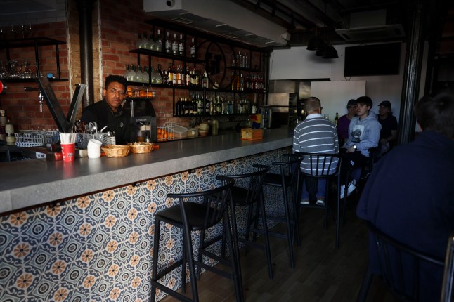 epa12060262 View of a bar after a blackout hit Spain in the city of Toledo, central Spain, 28 April 2025. A massive blackout has hit large parts of Spain and spread to neighbouring Portugal and France, disrupting transport systems, internet connections and daily life, according to authorities. The exact cause of the blackout is unknown. EPA/ISMAEL HERRERO
