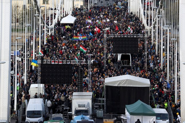 Protesters gather to demonstrate after Hungarian parliament passed a law that will ban LGBTQ+ communities from holding their annual Pride march and allows a broader constraint on freedom of assembly, at the Elisabeth Bridge in Budapest, Hungary, April 8, 2025. REUTERS/Bernadett Szabo TPX IMAGES OF THE DAY