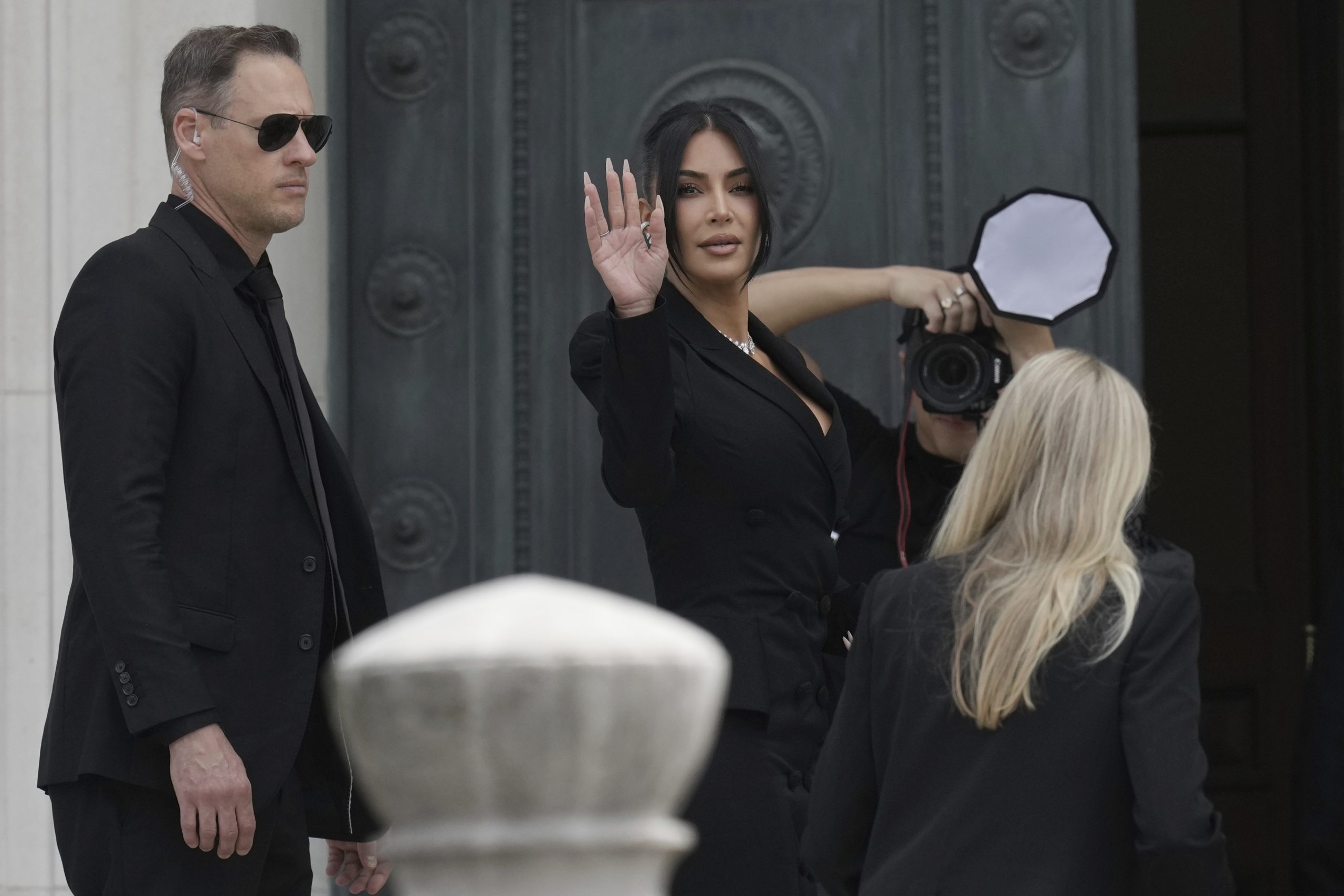 Kardashian testifies she feared rape and murder during 2016 heist post thumbnail image