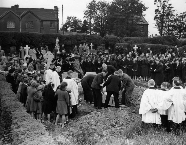 Muriel Drinkwater Murder. Scene at the graveside as the coffin was lowered into the grave. 13th July 1946. (Photo by Daily Mirror/Mirrorpix/Mirrorpix via Getty Images)