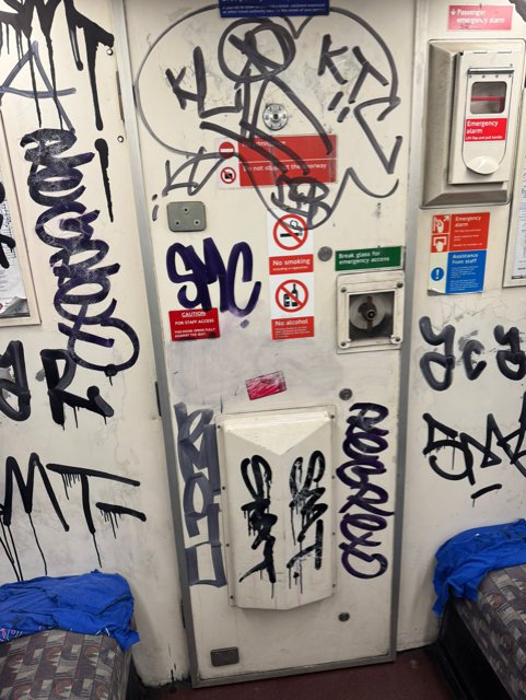 Londoners take tube graffiti into their own hands