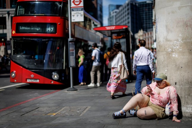epa12201297 A person rests in the City of London financial district during a warm day in London, Britain, 27 June 2025. A second summer heatwave arrives in Britain with an amber weather alert issued across most of England due to temperatures expected to rise up to 34-35 degrees Celsius in the coming days. EPA/TOLGA AKMEN