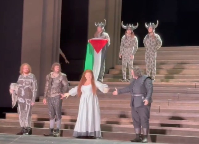 Scuffle on stage at Royal Opera House as sStaff member tries to wrestle Palestinian flag out of rogue cast member's hands Two uncl grabs on, credit Twitter/sydcas Vid to embed for now, we've reached out for permission - https://x.com/sydcas/status/1946832176823345308