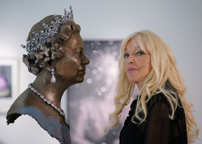‘I sculpted the Queen’s face and she told me what worried her most at Buckingham Palace’ post thumbnail image