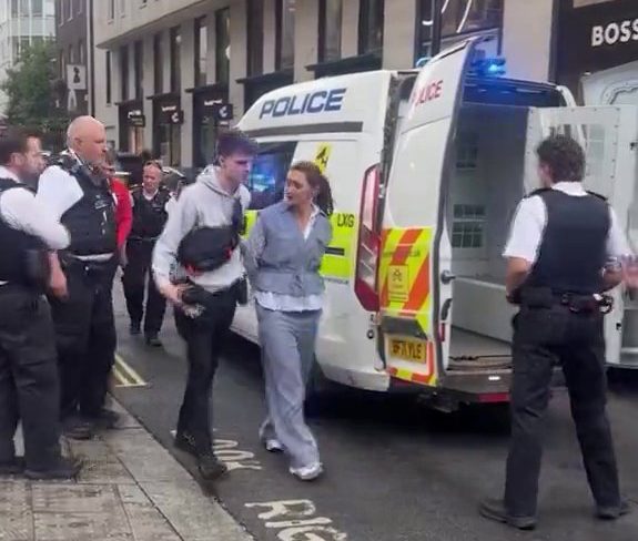 Police swarm Oxford Street to arrest ‘pickpocket gang’ in front of tourists post thumbnail image