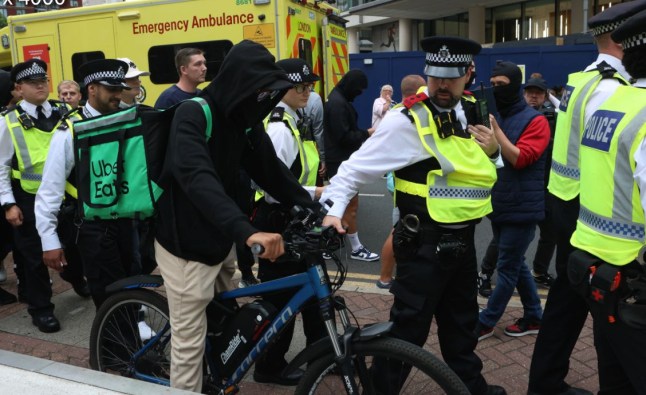 Anti-migrant mob surround Uber Eats rider to stop burger delivery to Canary Wharf hotel