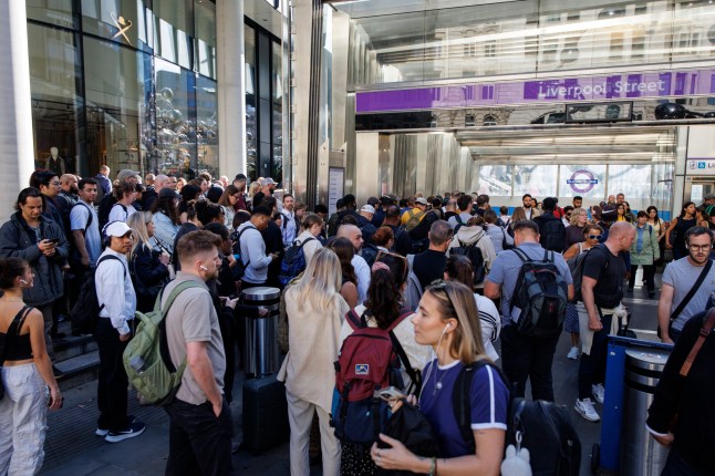 epa12361829 Commuters queue outside Liverpool Street station to travel on Elizabeth Line due to a Tube strike that has shut down nearly all London Underground services in London, Britain, 08 September 2025. Members of the Rail, Maritime And Transport union (RMT) are staging a four-day walkout after rejecting the 3.4 percent pay rise, demanding their 35-hour week be reduced to a 32-hour week to improve their work conditions. EPA/TOLGA AKMEN