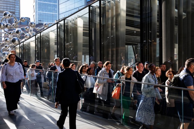 epa12361821 Commuters queue outside Liverpool Street station to travel on Elizabeth Line due to a Tube strike that has shut down nearly all London Underground services in London, Britain, 08 September 2025. Members of the Rail, Maritime And Transport union (RMT) are staging a four-day walkout after rejecting the 3.4 percent pay rise, demanding their 35-hour week be reduced to a 32-hour week to improve their work conditions. EPA/TOLGA AKMEN