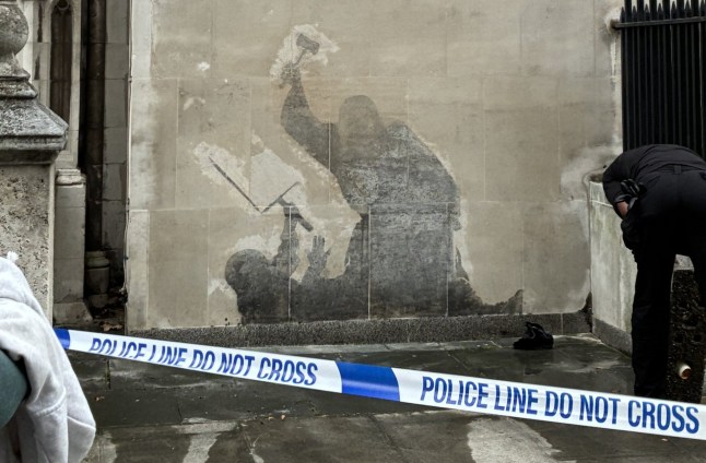 Shocking pictures show Banksy's latest mural being washed off the wall of the Royal Courts of Justice - one day after appearing.The new mural appeared on the side of the central London building only yesterday.The mural depicts a court judge hitting a protester with a gavel.Banksy, a Bristol-based street artist, confirmed the artwork was one of his own. Photo released 10/09/2025