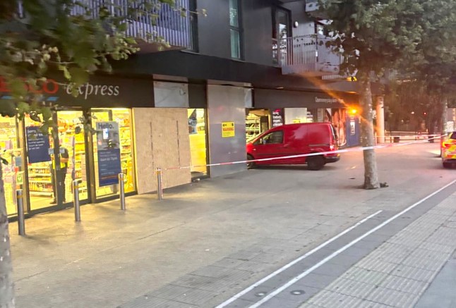 Stratford High Street, Tesco Express (Picture: DifferentDiamond4525/Reddit)