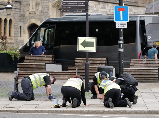 W8media. W8media Windsor Town Centre Extra Security. Extra police and security measures being put in place for the President Trump state visit this coming week. Large lifting equipment can be seen on the long walk today putting up 7ft tall fences along the entire length . Police are now stationed in the town 24-7 until the American president arrives . 14/09/2025.