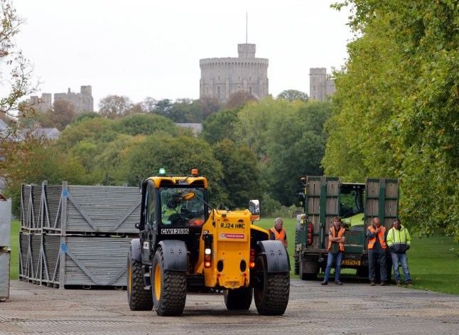 W8media. W8media Windsor Town Centre Extra Security. Extra police and security measures being put in place for the President Trump state visit this coming week. Large lifting equipment can be seen on the long walk today putting up 7ft tall fences along the entire length . Police are now stationed in the town 24-7 until the American president arrives . 14/09/2025.